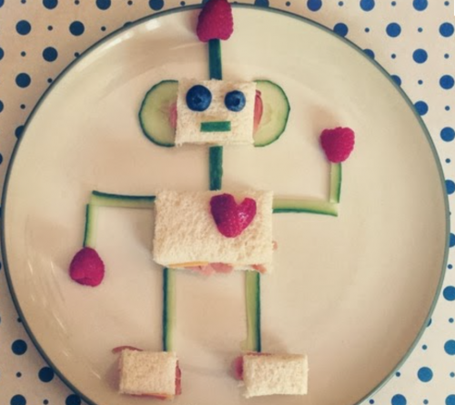 Gezond ontbijt robot van brood komkommer framboos