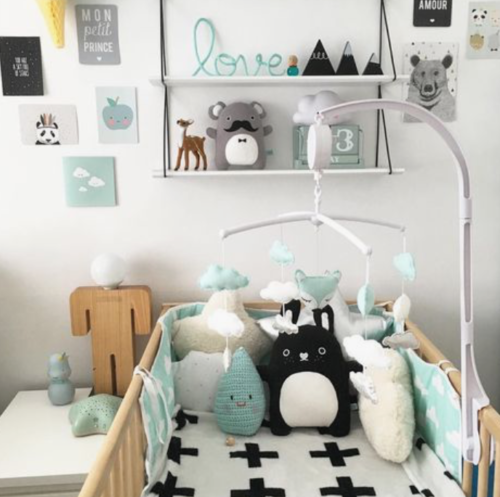 Babykamer wit met hout