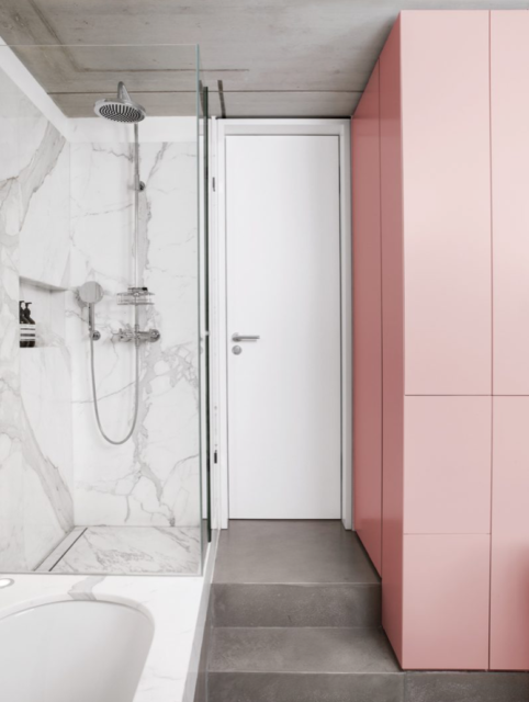 badkamer met kolomkasten